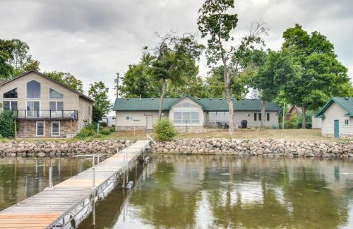 Lakefront Isle Escape with Dock and Fire Pit! - Foto 27