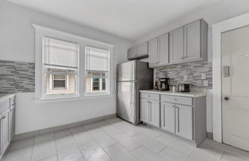 Renovated Main Floor Large 3 Bed House - Photo 6