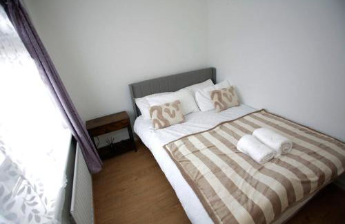 PrimeLuxe Stays - Modern 1BR Apartment with Private Garden Sleeps 4 Near ExCeL and London City Airport - Photo 7