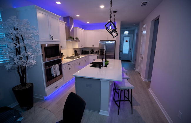 Newly Constructed Modern Pet Friendly Zen Home W/ Private Home Theater & Hot Tub! 1 Bedroom Home by RedAwning - Photo 12