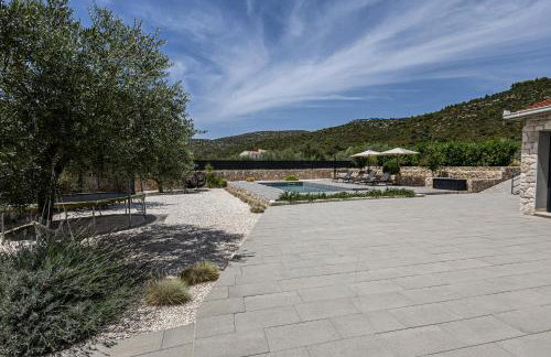 Villa Bosilen with private pool, near Trogir, Split airport, quiet area, family villa - Photo 7