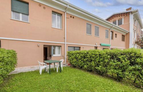 HOST4U - Loft del GARDA Residence with Pool, Front Lake Building - Foto 2