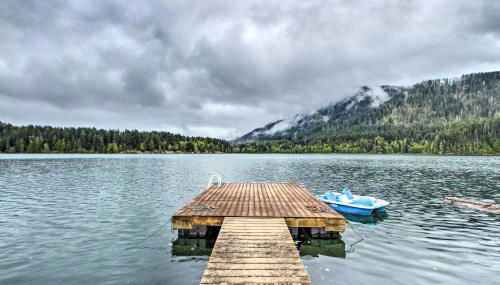 Lakefront Eatonville Cabin with Dock and Mtn Views! - Foto 2