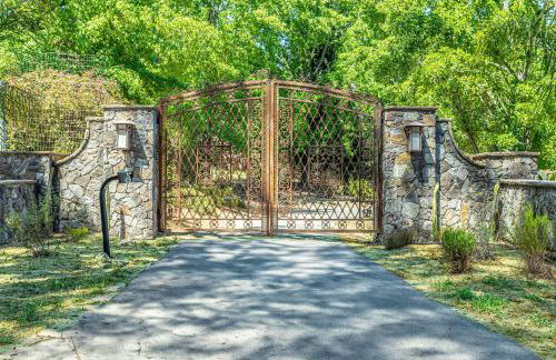 10 Acre Estate with Views Teahouse and Pickleball Court - Foto 9