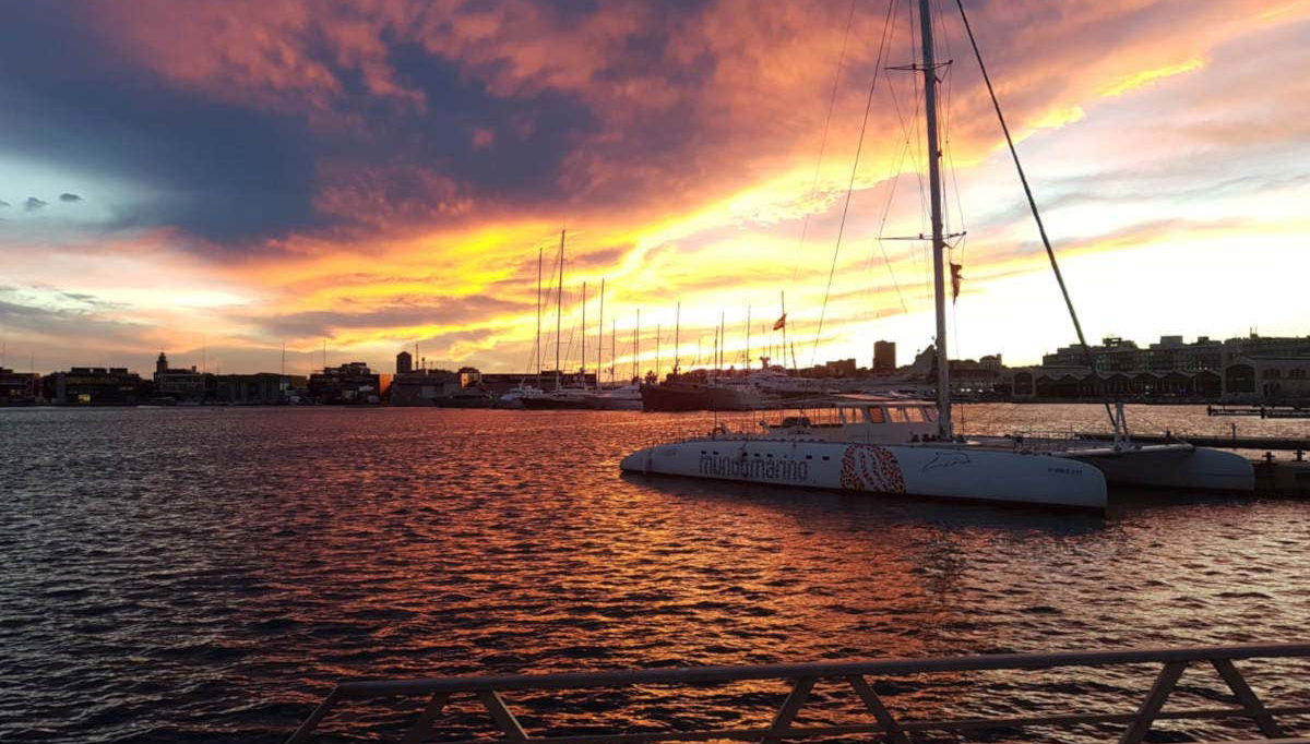 Paseo en catamarán al atardecer por la costa de Valencia - Foto 1