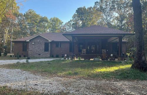 Quiet Forest Vacation home on a Private Road with Spacious Patios, Fire pit, Pet friendly and a Private pool - Foto 3