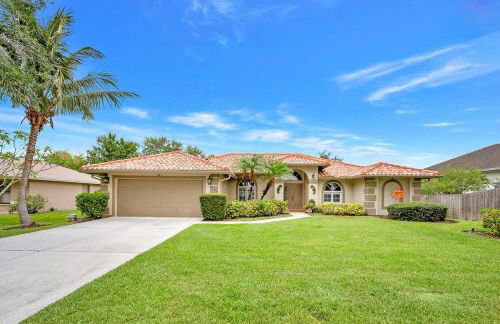 Modern Luxury Retreat in Naples - Photo 1