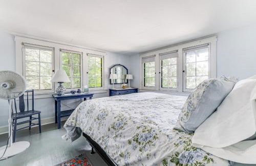 Torch Lake Getaway with Private Beach and Boat Dock! - Foto 10