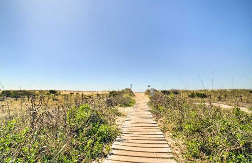 Oak Island Home with Fenced Yard, Walk to Long Beach - Foto 28