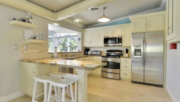 Beautifully Remodeled Roomy Single Family Stilt Home, 2 Bedroom Home by RedAwning - Foto 4, Cocina privada