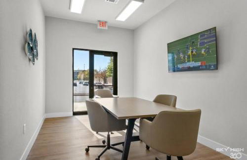 Cozy Luxury Apt, Gym, King Bds, Comfy Sectional - Foto 50