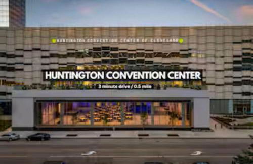 Modern High-Rise Condo in Central Downtown | Gym - Foto 37