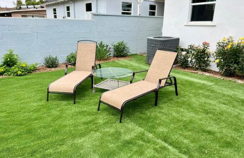 Cozy 3BR Home With Pool, Yard, Garage, and 80 inch TV! - Foto 4