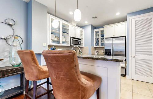 Water-View Condo with Balcony, Smart TVs, Washer/Dryer and Pool - Foto 14