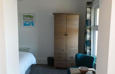 Contemporary one bed studio. Sea views and parking - Foto 5