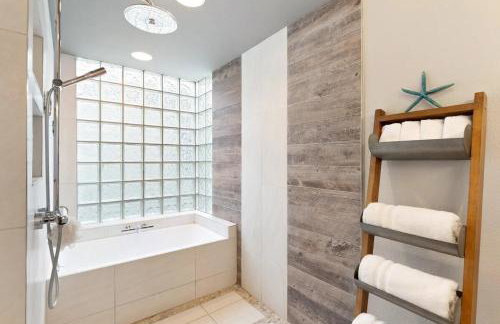 Elegant Beach Living, Just Blocks to the Sand - Foto 3