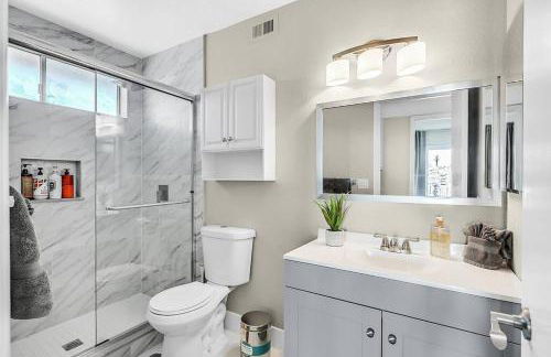 4BR Family Home, Private Pool & BBQ, Near Strip - Foto 10