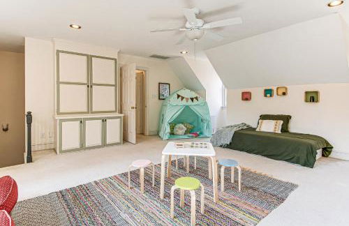 4,100-Sq-Ft Gem with Pool Table and Yard in Raleigh - Foto 22