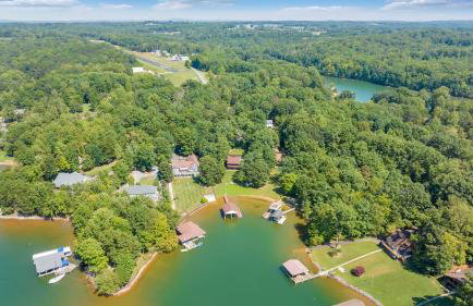 Lakeside Lodge - Lakefront home with private dock & hot tub - Foto 8