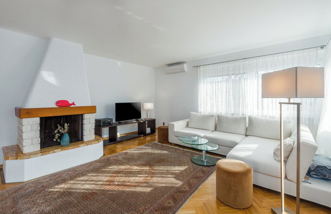 Elegant two-bedroom apartment with terrace in Rovinj - Photo 1