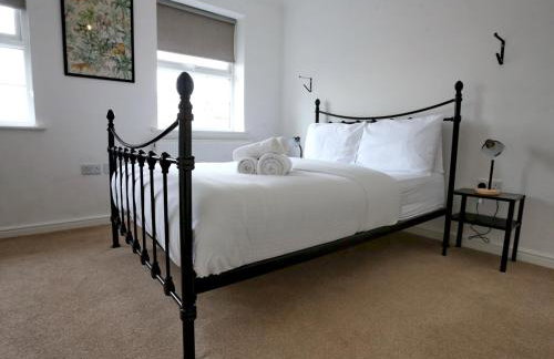 3Bed Manchester Home · Parking · Near AO Arena - Pass the Keys - Photo 3