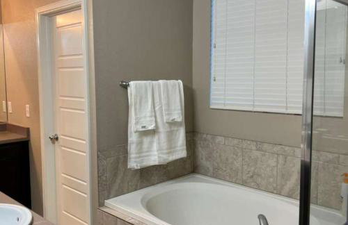 Stylish 4-Bed House - Spruce - Parking - Garden - Wi-Fi - Foto 11