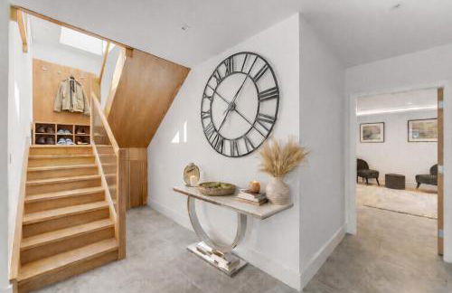 Luxury 4BR Smart Home with Smart Features, Garden, SkyStream & Free Parking - Sleeps Up To 8 in Gerrards Cross SL9 - Photo 11