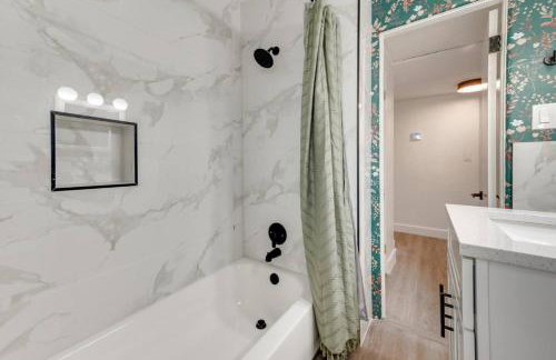 10 Minutes to Downtown with Jacuzzi, Pool Table, Ping Pong, and BBQ - Foto 5