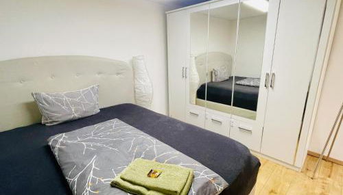 OM Moderne Wohnung, WLAN, Küche, Bad in Stadtilm - Foto 5, towels, wardrobe