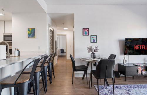 Bright Uptown Bliss - Free Parking, Walkable, Views - Foto 10