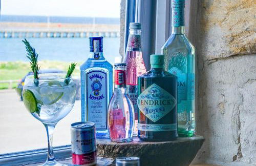 The Anchorage - sea views and beach on doorstep - Photo 12