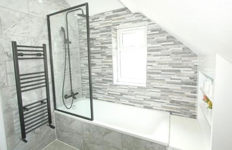 Deluxe 3 Bedroom 2 Bath House &Parking by CozyNest - Photo 16