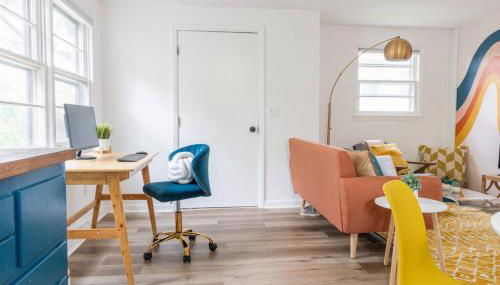 Retro Retreat: 1br home w/ WFH desk, livingroom, and fire pit - Foto 3