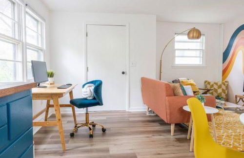 Retro Retreat: 1br home w/ WFH desk, livingroom, and fire pit - Foto 3