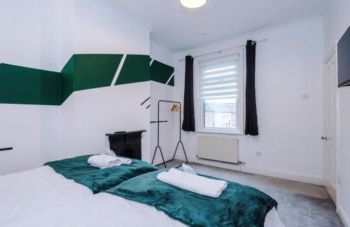 4 Bedroom House in Walkden with Free Parking, by Short Term Digs Short Lets & Serviced Accommodation - Foto 36