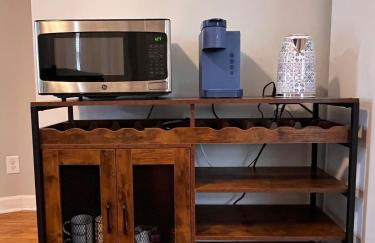 Cozy Stay Near DT with Deck and Yard - Foto 30