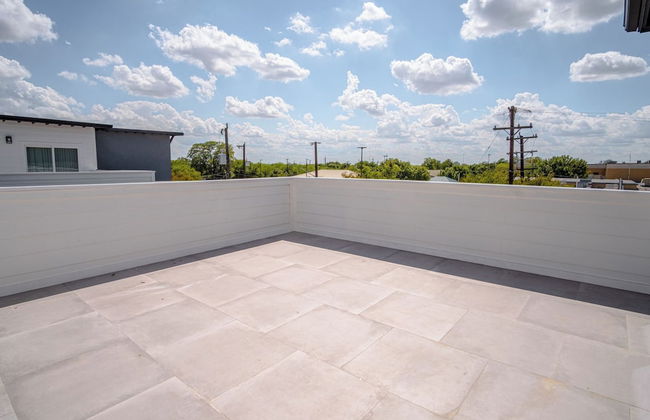 Gorgeous 3 BR 2 BA Near Amazing Downtown - Photo 25