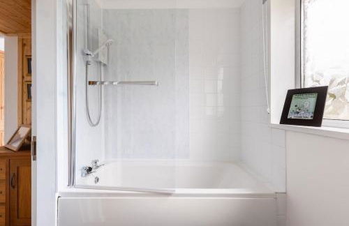 The Old Salt Store, 2 bed apartment with stunning river view - Photo 23