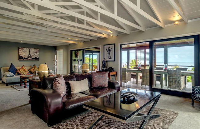 Spacious Apartment With Pool in Camps Bay - Photo 11