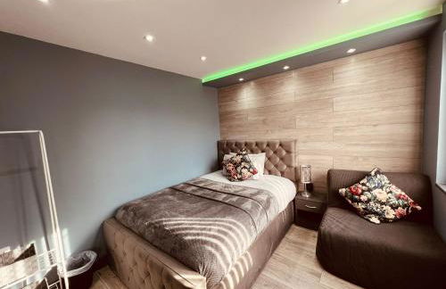 MODERN SUITES -5 Bedroom House- With FREE PARKING Birmingham city - Foto 31