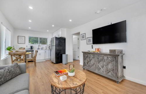 Modern Cottage, Hot Tub, Bistro Patio, Putting Green, Walk to All! - Foto 10