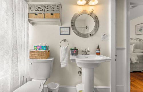 Coastal Victorian Home Walk to Downtown - Foto 12