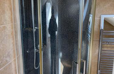 Large, 3 Floors, Quiet, Sleeps 16, 4 Bathrooms, 5 Parking, Semi rural Leicester - Foto 28