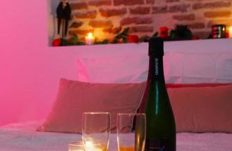 Love Room avec Jacuzzi Privatif Évasion Romantique à Castelsarrasin - Foto 8