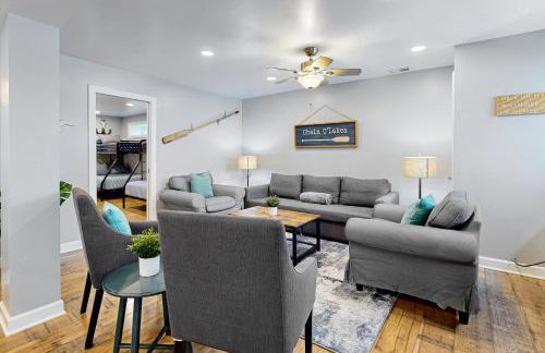 Waterfront Fun! Group Getaway on Lake Marie - Foto 18