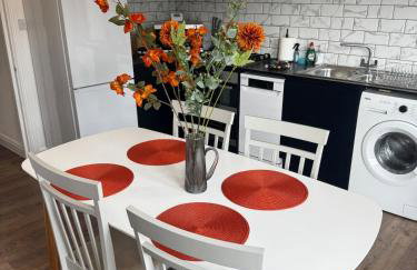 Deluxe Suite w PS5, Balcony, Netflix, Sleeps 6, ideal for relocators and professionals - Foto 1