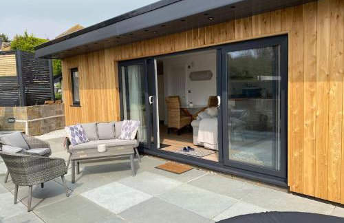 Studio Cabin Retreat with Hot Tub Sea and Downs views in Seaford with own garden - Foto 13
