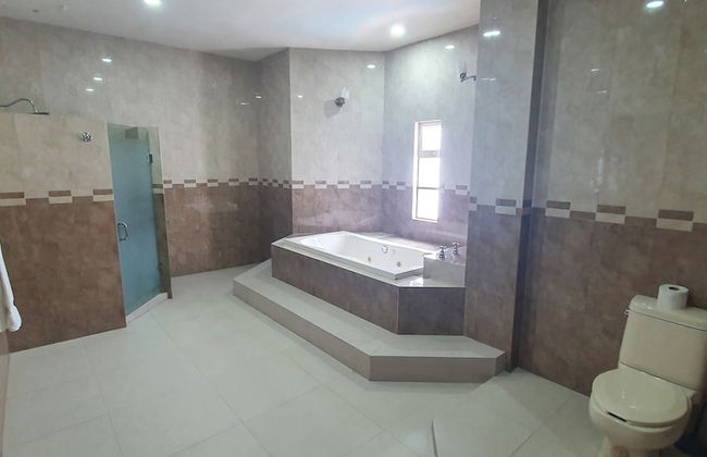 16, Suite With Jacuzzi - Photo 29