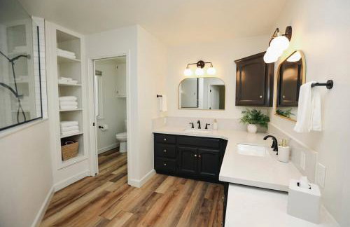 Riverfront Beauty with Pickle Ball Court - Foto 35