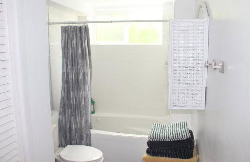 Roomy 2 bedroom 1 bath with private entrance, with fenced yard, and sports court - Foto 16